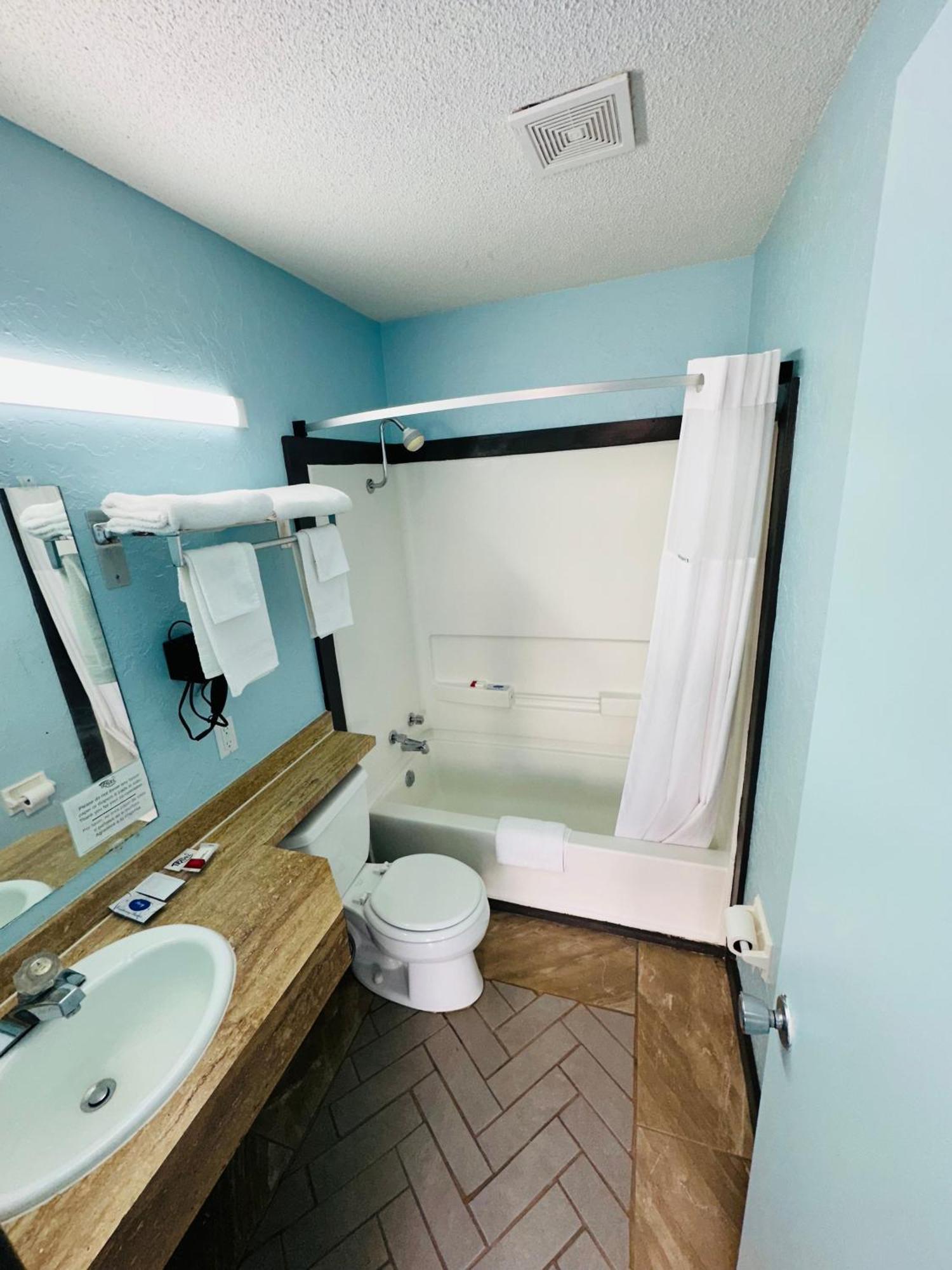 Travel Inn & Suites Emporia Εξωτερικό φωτογραφία